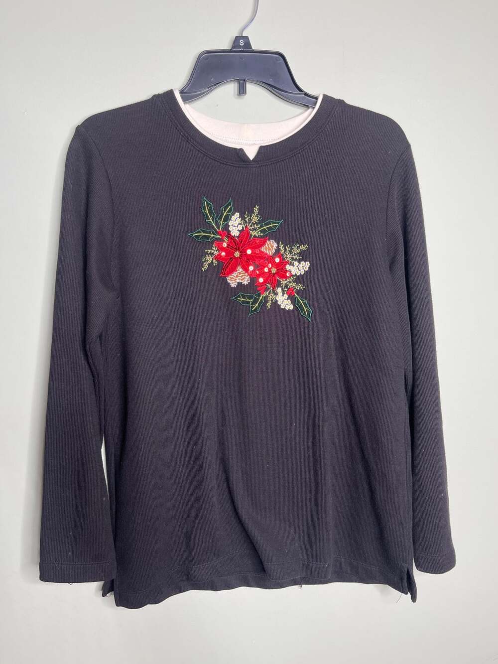 White Stag Black Ribbed Embroidered Poinsettia Tee Small